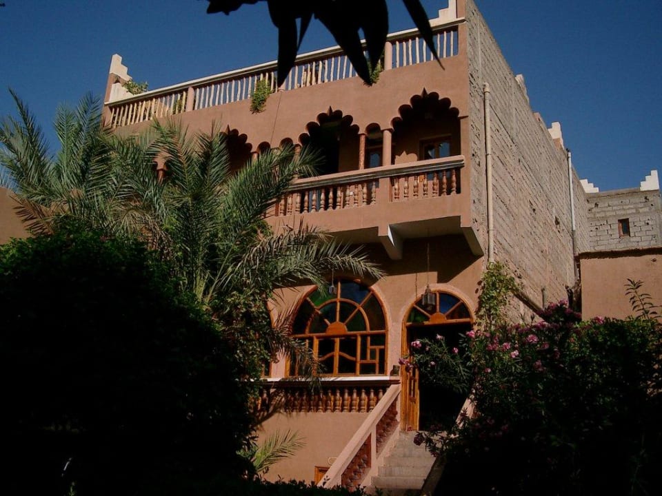 Außenansicht vonm Innenhof Auberge Chez Ali