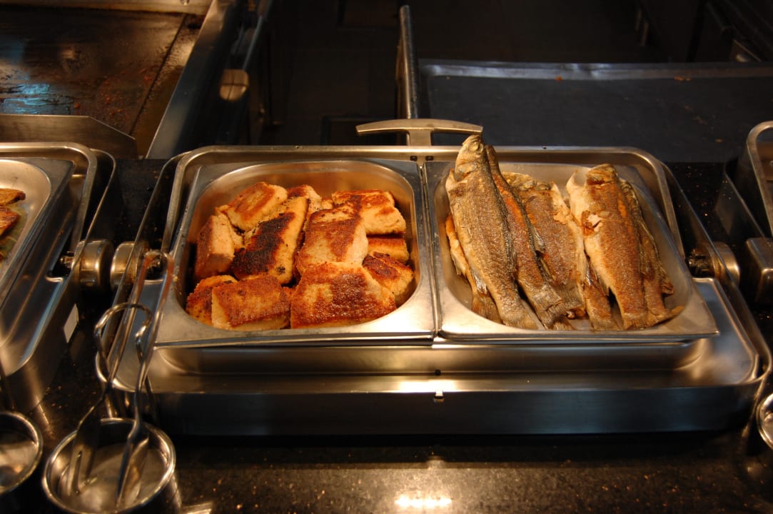 Immer 3-5 verschiedene Sorten frisch gegrillter Fisch Limak Lara Deluxe Hotel & Resort
