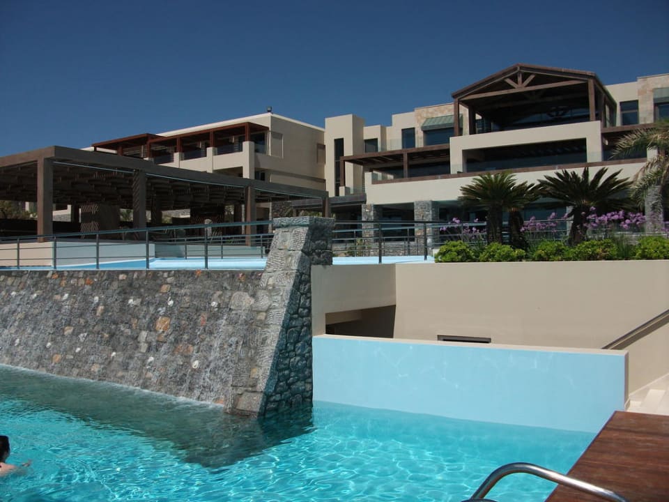 Hauptpool mit Wasserfall und Blick aufs Haupthaus Aquagrand Artistic Luxury Beach Resort - Adults only