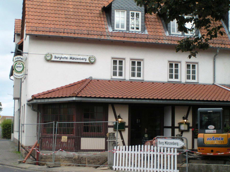 Burghotel Münzenberg - Aussen mit Resrtaurant Burghotel Münzenberg