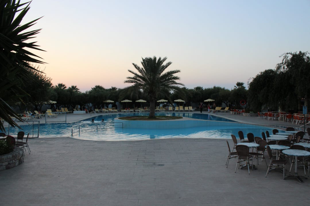 Der "Actionpool" bei Dämmerung TUI KIDS CLUB Alex Beach