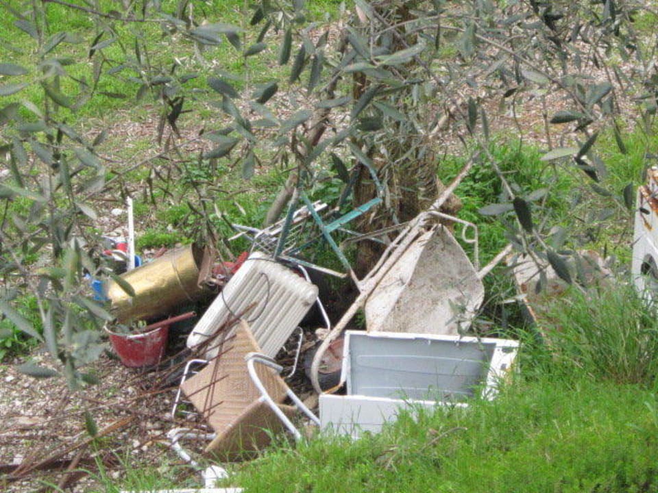 Sperrmüll sichtbar beim Hotel Centro Vacanze La Limonaia