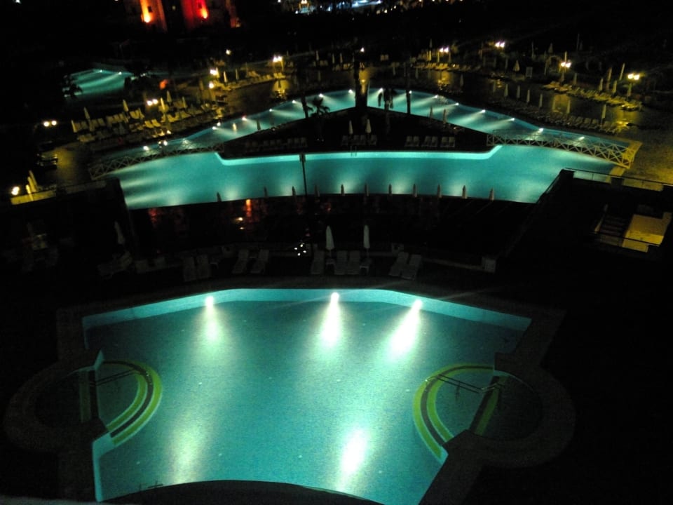 Die Becken bei Nacht  Side Mare Resort & Spa