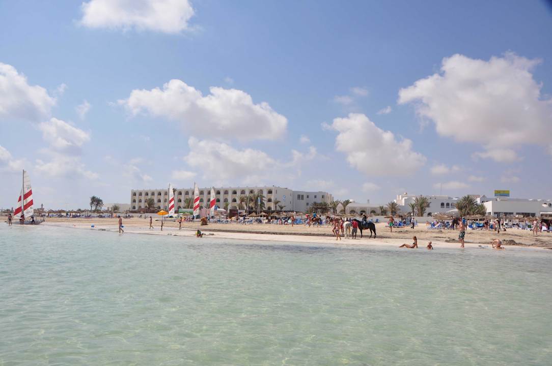 Beim Baden hat man das Hotel gut im Blick Calimera Yati Beach
