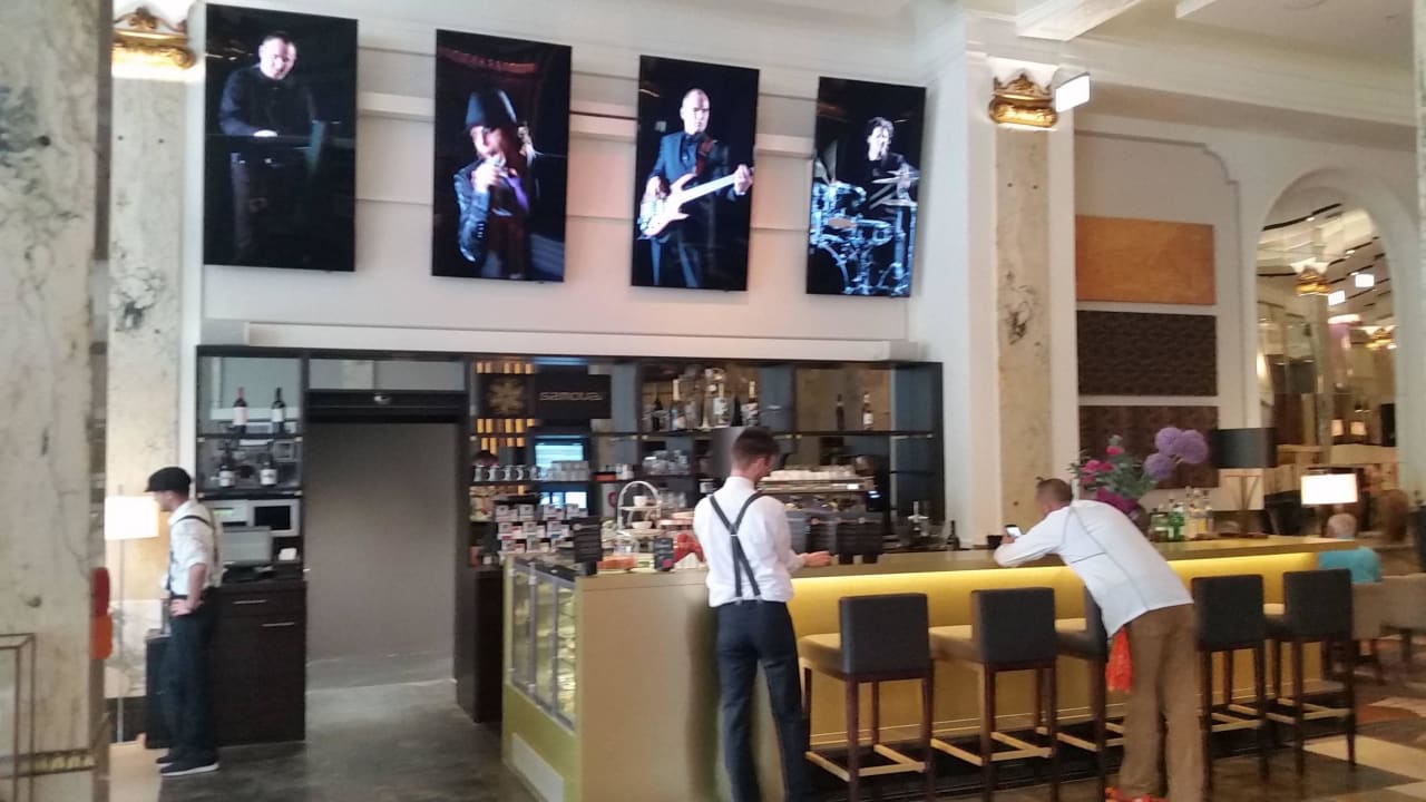 Die Bar in der Lobby Reichshof Hamburg