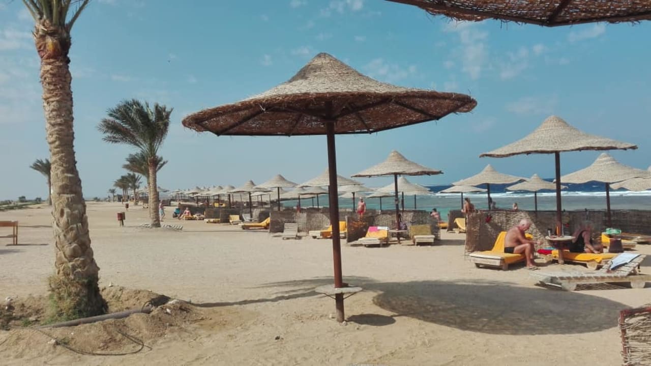 Zajęte parasole Three Corners Sea Beach Resort