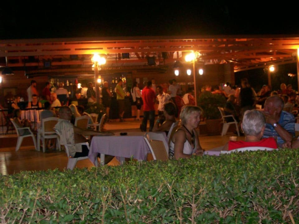 Abendliches Treiben an der Bar Club Turtas Beach Hotel