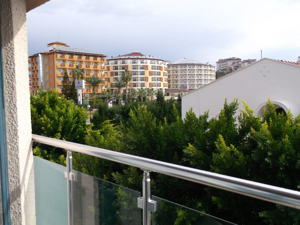 Blick in Richtung Autobahn Aska Hotel Just in Beach