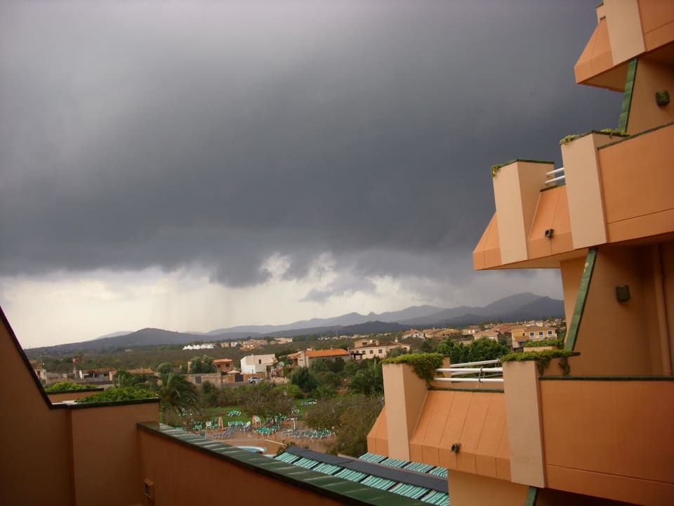 Blick auf den Pool und Hinterland Hotel Mariant Park