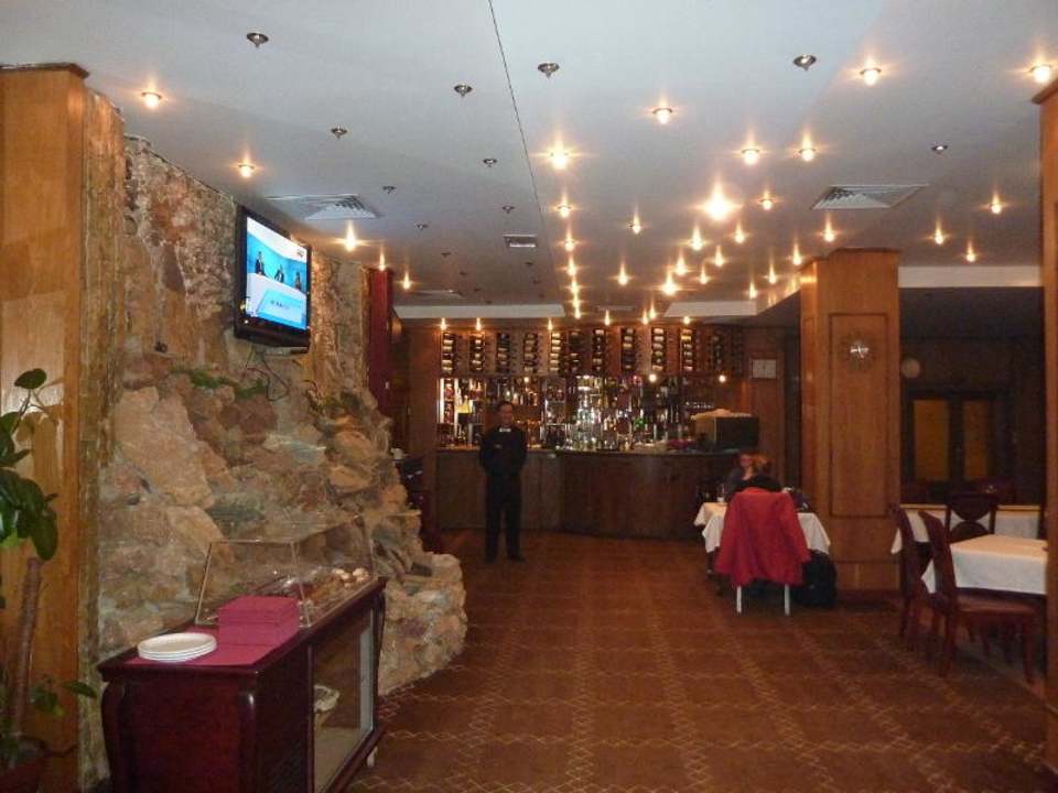 Die Bar und der Fernseher... Hotel Afa