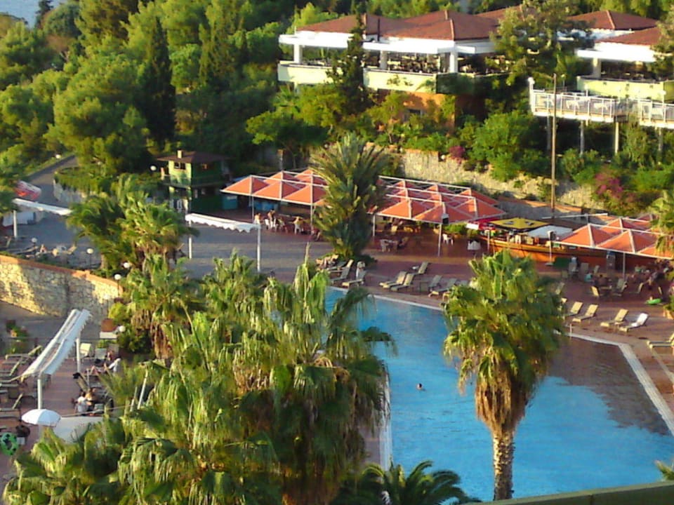 Blick vom Zimmer Richtung Pool Hotel Pine Bay Holiday Resort