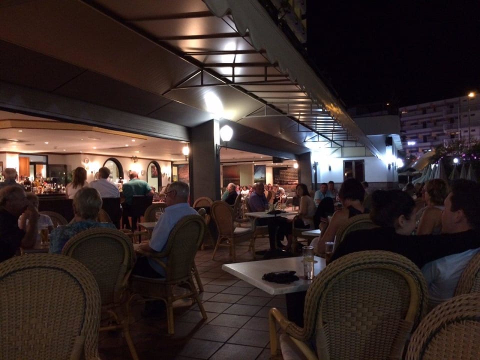 Poolbar abens mit hchwertiger Polyrattanbestuhlung Hotel Caserio