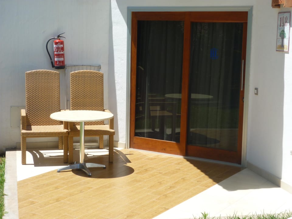 In einigen Bungalows befanden sich Rattanmöbel HL Miraflor Suites Hotel