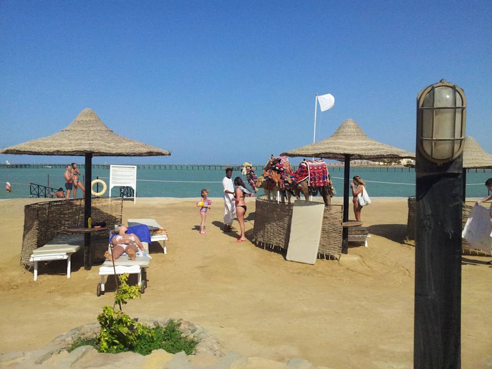 Harter Sandboden zum Wasser mit Stufen Le Jardin Aqua Park Resort