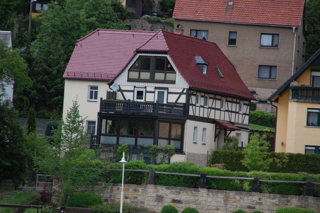 Blick vom Parkplatz am Elbufer Hotel Erbgericht