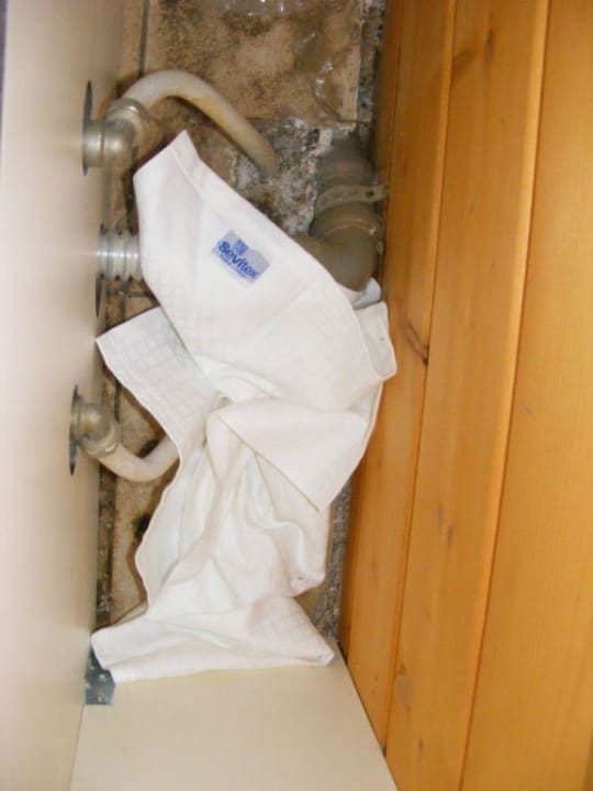 Mal hinter der Duschverkleidung Hotel Feriendorf Il Veliero