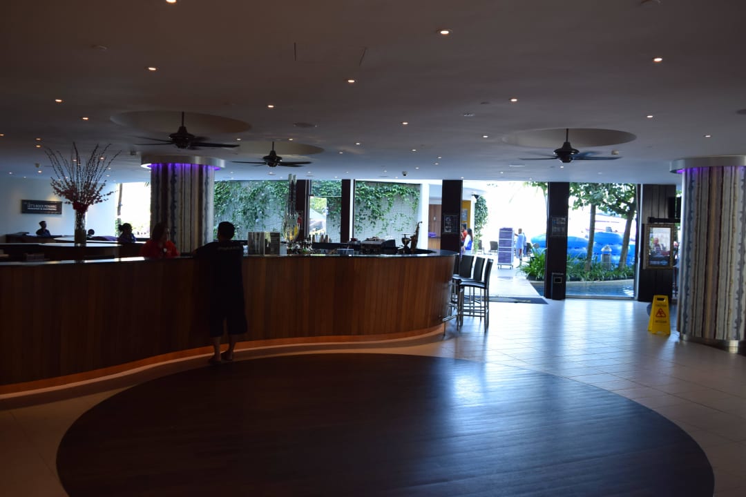 Rezeption mit Durchgang zum Pool Hard Rock Hotel Penang