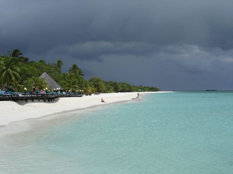 Strandansicht vor Regenwolken Kuredu Island Resort & Spa