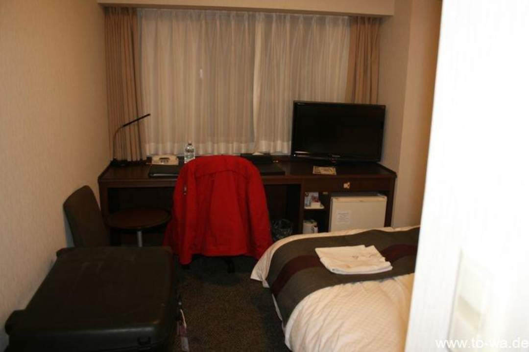 Blick ins Zimmer auf Bett und Schreibtisch Richmond Hotel Utsunomiya Ekimae
