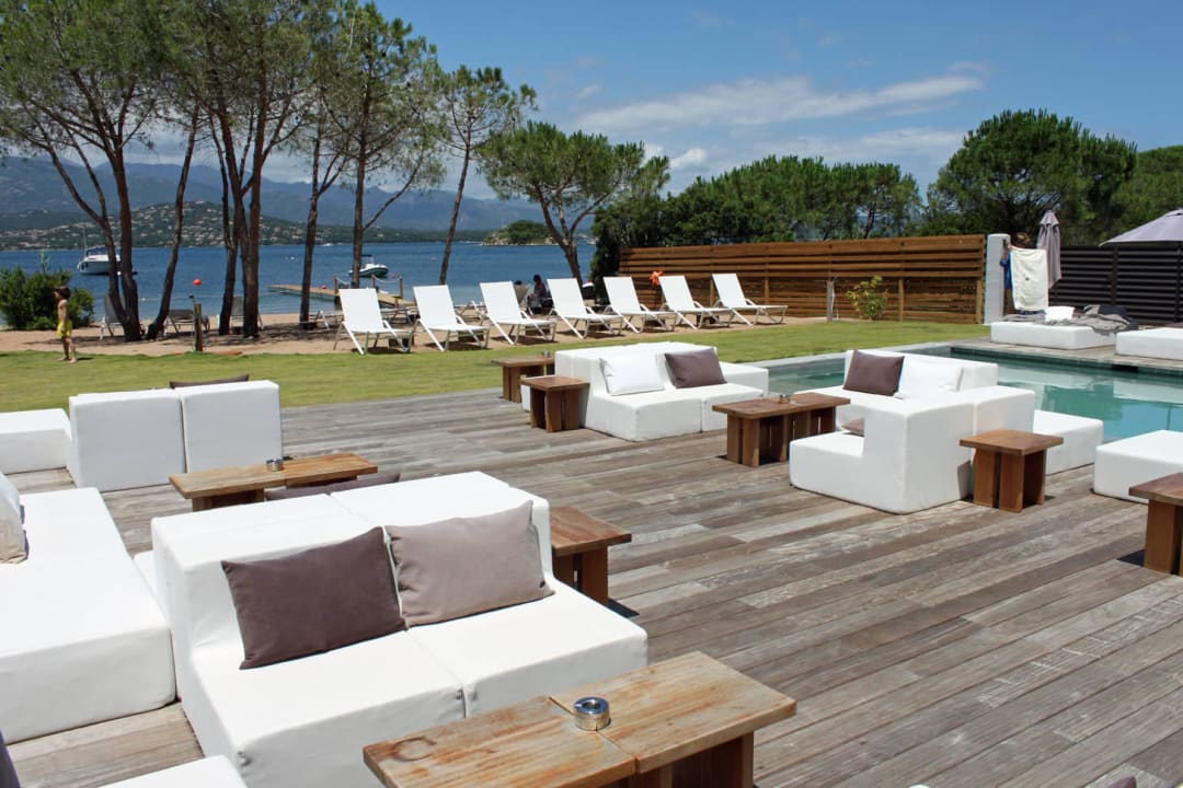 Sitz- und Liegeplätze am Pool Hotel Mariosa