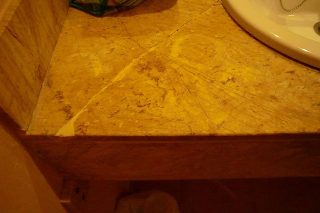 Kaputte Platte im Bad allsun Hotel Illot Park