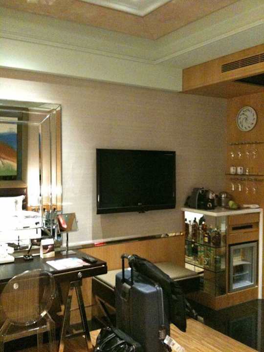 Schreibtisch mit Fernseher Hotel Eclat Taipei