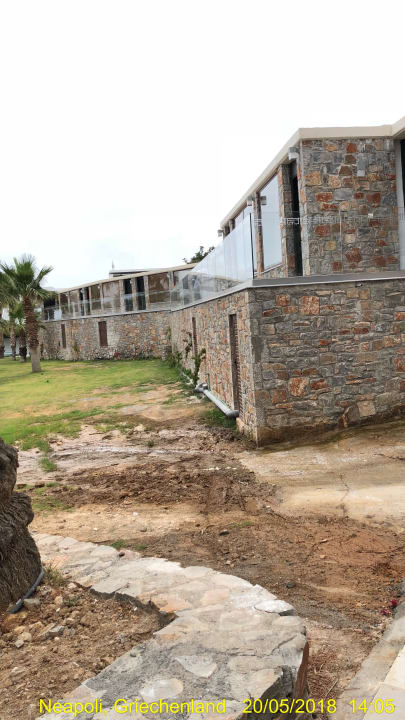 Unterhalb unseres Zimmers, verschlammt! Minos Imperial Beach Resort Milatos Crete