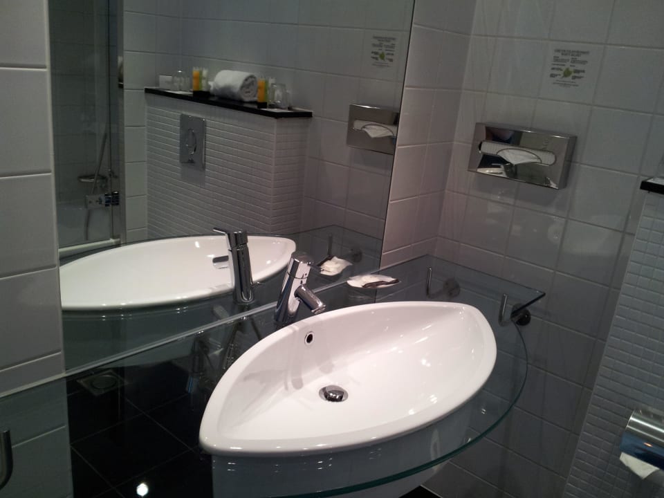 Waschbecken mit großem Spiegel und viel Glas Hotel Copenhagen Island