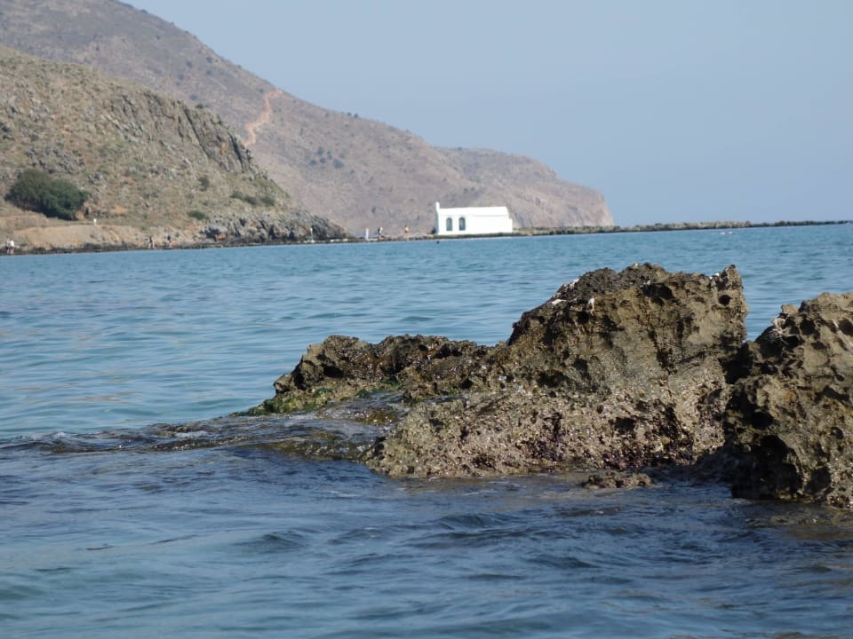 Blick auf die schöne Kapelle vom Meer aus Hotel Corissia Princess