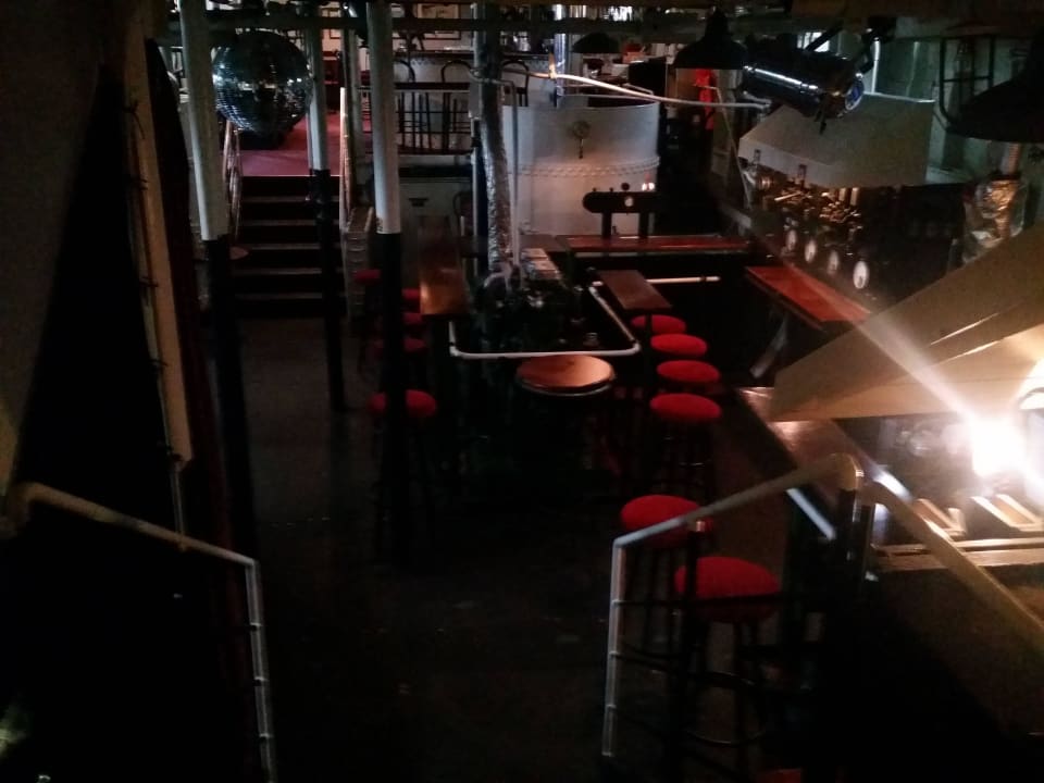 Bar im unteren Teil des Schiffes Hotel Feuerschiff im City Sporthafen