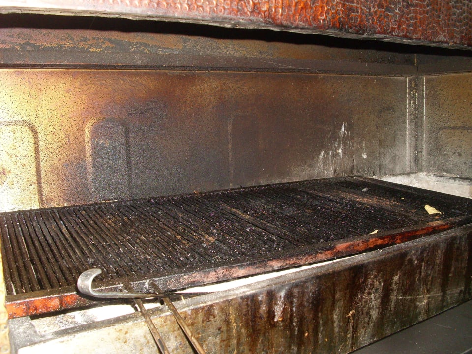 Hier wurde gegrillt, ohne vorher  zu säubern Semt Luna Beach Hotel