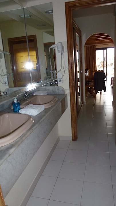 2 Waschbecken im Durchgang zum Schlafzimmer Hotel Sands Beach Resort