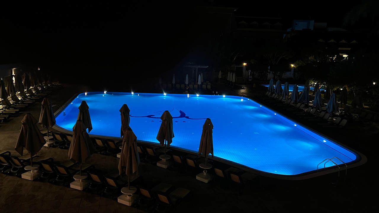 Pool Side Breeze Hotel