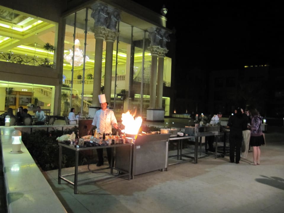 У ресторана в отеле Titanic Palace  Titanic Beach Spa & Aqua Park