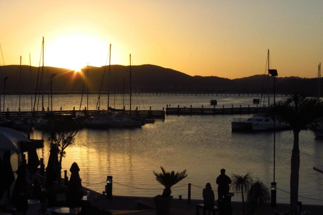 Sonnenuntergang an der Waterfront The Graywood Hotel