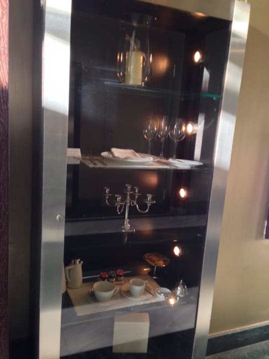 Vitrine am Eingang Hotel GDM Megaron Historical Monument Hotel