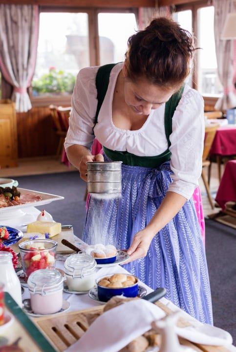 Annemarie Foidl beim Frühstück Angerer Alm