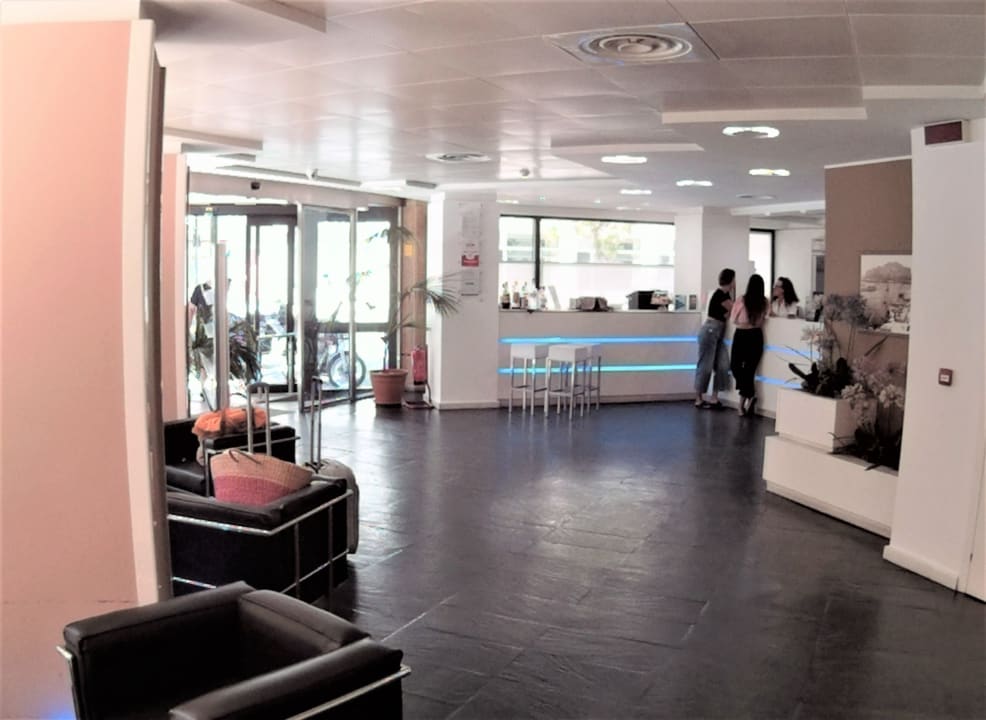 Lobby ibis Styles Palermo Cristal