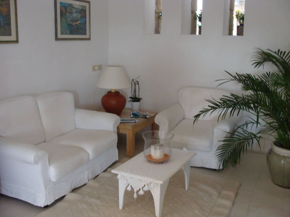 Kleine Sitzgruppe bei der Reception Hotel Grand Relais dei Nuraghi