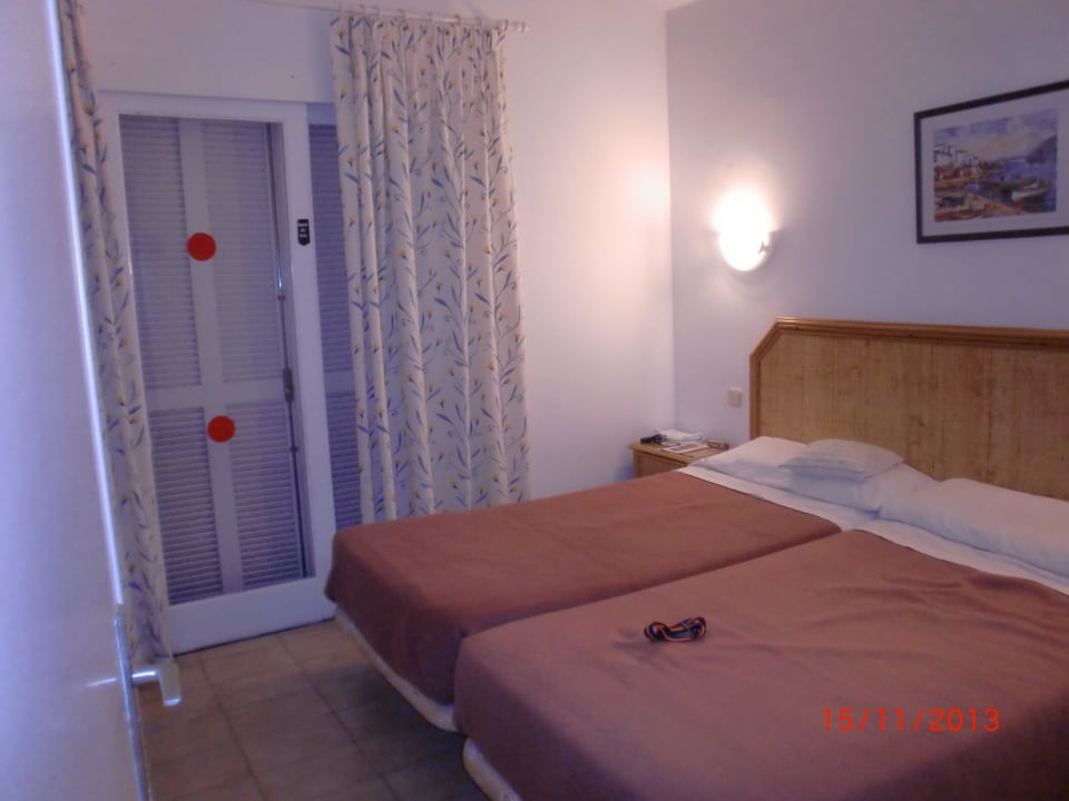 Schlafzimmer Nr.2 m. Tresor + Patio Hotel Los Melocotones