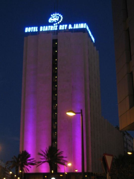 Frontseite Hotel bei Nacht Hotel Rey Don Jaime