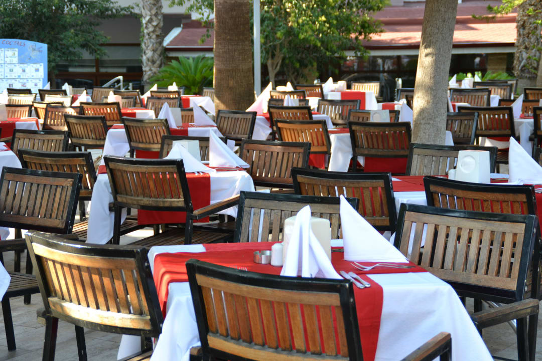 Essensbereich an der Poolbar. Vor dem Ansturm Hane Family Resort