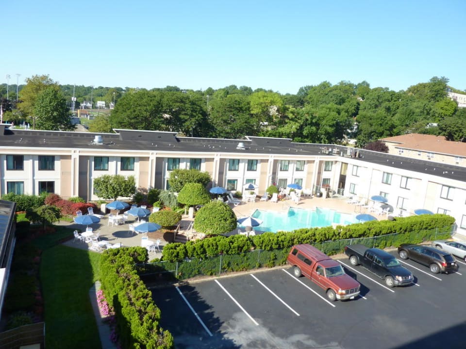 Der Innenhof vom Zimmer aus Holiday Inn Hasbrouck Heights