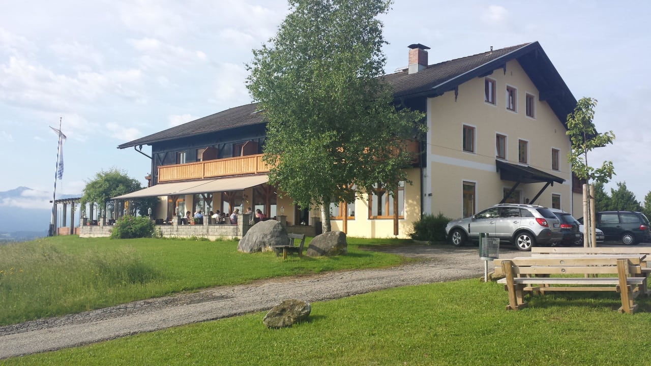 Blick aufs Hotel mit Frühstück auf der Terrasse Hotel Berggasthof Weingarten
