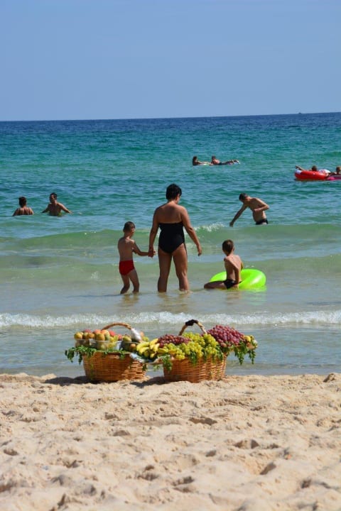 Owoce sprzedawane na plaży. Hotel Marabout