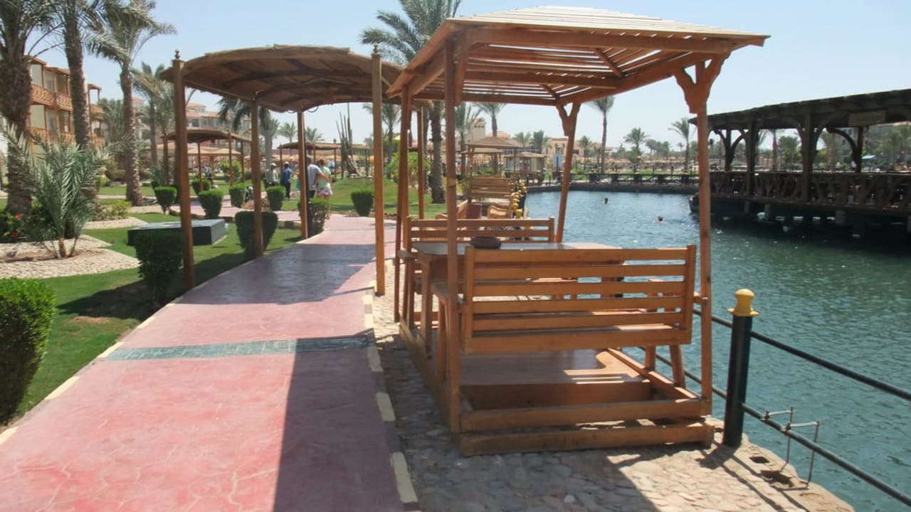 Sitzgelegenheiten entlang der Lagune Pickalbatros Dana Beach Resort - Hurghada
