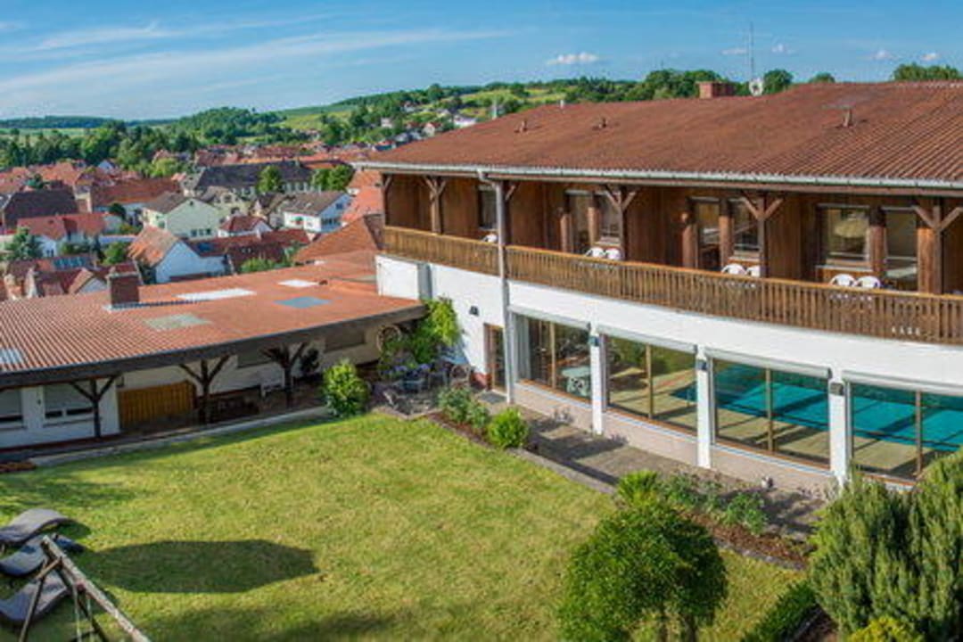 Außenansicht Hallenbad (von Grilhütte) Hotel Garni & Ferienwohnungen Lindenhöhe