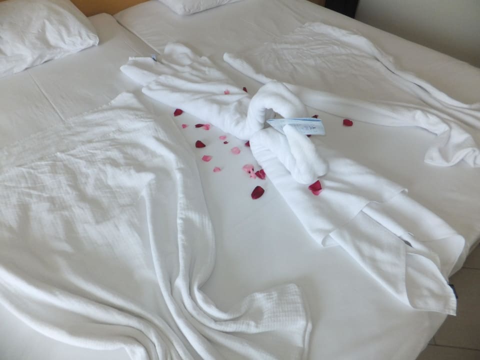 Deko auf dem Bett Side Mare Resort & Spa