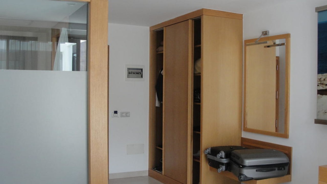 Wejście i widok na przeszkloną łazienkę R2 Bahía Playa Design Hotel & Spa - Adults Only