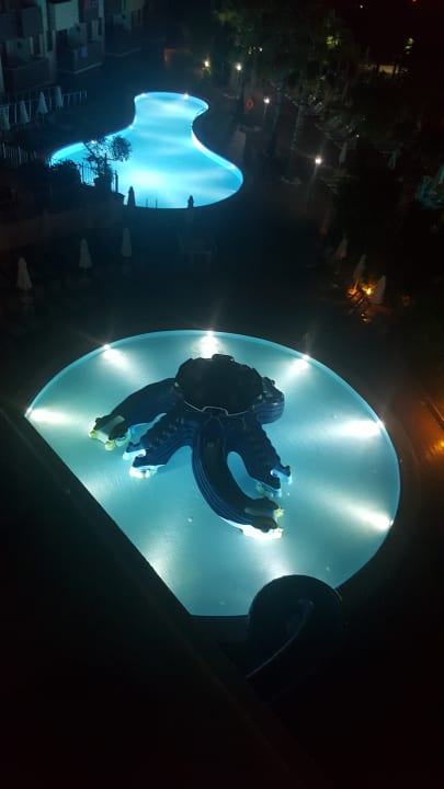 Kinderpool Krake am Abend Hane Family Resort